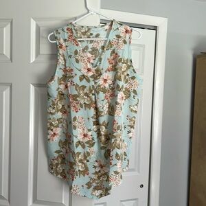 WOMENS SLEEVELESS V NECK. NWT